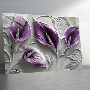 Puede incluir: Obra de arte decorativa para pared que presenta una representación 3D de calas. La obra de arte muestra flores moradas y blancas con detalles texturizados y hojas plateadas sobre un fondo gris claro. Diseñada para añadir un toque de elegancia a cualquier espacio.