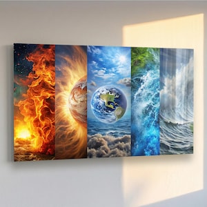 Può includere: Un quadro rettangolare composto da cinque pannelli verticali che raffigurano temi elementali: fiamme arancioni e rosse vivaci, un sole splendente, un globo terrestre centrale sopra l'oceano, una cascata verde e onde marine blu che si infrangono.