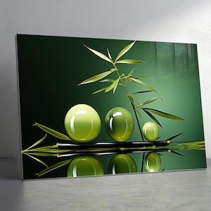 Puede incluir: Una composición serena con tres esferas verdes brillantes de diferentes tamaños, dispuestas con tallos y hojas de bambú sobre un fondo verde oscuro. La superficie reflectante crea un efecto espejo, para una estética equilibrada y zen.