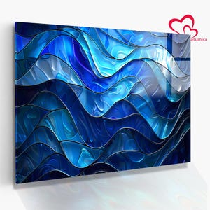Puede incluir: Arte mural abstracto con un diseño de olas en tonos azules. La obra tiene un acabado brillante, con la luz reflejándose en las superficies curvas. El diseño evoca una sensación de movimiento y profundidad.