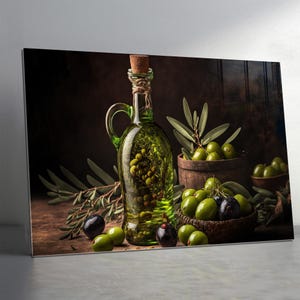 以下が含まれることがあります： オリーブオイルが入った緑色のガラス瓶、木製の樽、緑と黒のオリーブが入ったボウルを特徴とする静物画。 オリーブの枝とコルク栓が構図を完成させ、暗い背景を背景にしています。