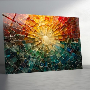Könnte beinhalten: Ein Mosaikkunstwerk, das eine strahlende Sonne zeigt, die über dem Wasser untergeht. Die Sonne ist leuchtend gelb und geht in Orange und Rot über. Das Wasser ist eine Mischung aus Grün und Blau. Das Kunstwerk besteht aus kleinen, unregelmäßigen Glasstücken.