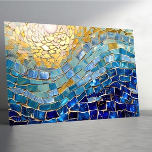 Op de afbeelding: Een mozaïekkunstwerk dat een gestileerd zeegezicht met een zon afbeeldt. Het kunstwerk toont een zonnestralen in goud- en geeltinten, met golven in verschillende blauwtinten. Het mozaïek is gemaakt van kleine, onregelmatige tegels.