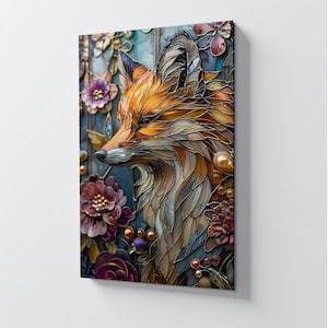 Puede incluir: Una obra de arte estilo vidriera con un zorro de pelaje naranja y marrón, rodeado de flores moradas y rosas. El fondo es una mezcla de azul y dorado, creando una pieza vibrante y detallada.