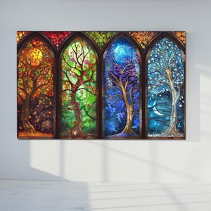 Può includere: Stampa su tela raffigurante quattro finestre ad arco in stile vetrata, ognuna con un albero che rappresenta una stagione. La prima finestra mostra l'autunno con foglie arancioni e gialle. La seconda mostra la primavera con fiori rosa. La terza mostra l'estate con foglie viola. La quarta mostra l'inverno con foglie bianche.