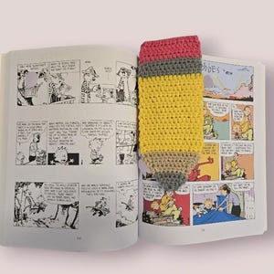 黄色い鉛筆のブックマーク - かぎ針編み