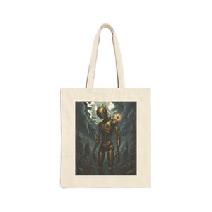 Puede incluir: Bolso tote color crema con una ilustración de robot steampunk. El robot dorado sostiene una flor brillante contra un fondo de ciudad bajo un cielo nublado. El bolso tiene asas largas.