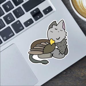 Baby Gryphon 3 – Handgezeichneter süßer Fabelwesen Aufkleber, Magnet oder Autoaufkleber – Procreate Art – Kawaii Fantasy Griffin Vinyl Decor