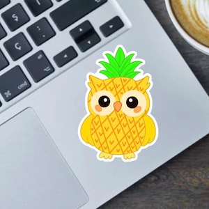 Ananas Eule - Handgezeichneter lustiger Obst Aufkleber, Magnet oder Autoaufkleber - Procreate Art - Kawaii Tropische Eule Vinyl Dekor