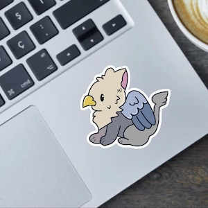 Baby Gryphon 2 – Handgezeichneter süßer Fabelwesen Aufkleber, Magnet oder Autoaufkleber – Procreate Art – Kawaii Fantasy Griffin Vinyl Decor