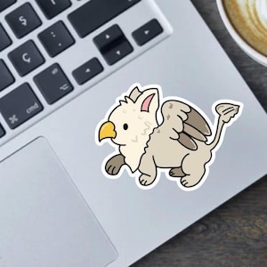 Baby Greif – Handgezeichneter süßer Fabelwesen Aufkleber, Magnet oder Autoaufkleber – Procreate Kunst – Kawaii Fantasy Griffin Vinyl Decor
