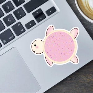 Sugar Cookie Turtle – Handgetekende sticker schattig dessertdier, magneet of bumpersticker – Kunst voortplanten – kawaii roze mat vinyl decor