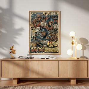 Puede incluir: Un póster enmarcado con una colorida ilustración de J Dilla, con el texto "J Dilla" y "61 Beat Architect". La obra de arte tiene un estilo de cómic vintage con múltiples figuras y bocadillos de texto. El póster se exhibe en un mueble de madera.