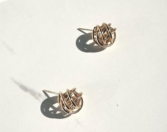 Knotenohrstecker aus 14-karätigem Gelbgold | Liebesknoten-Ohrringe | Minimalistische Goldohrstecker | Klassische Alltagsohrringe | Ohrringe mit ineinandergreifendem Knoten