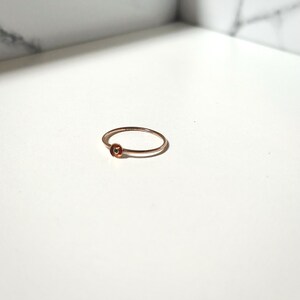 Zierlicher 14K Roségold Solitär Ring: Minimalistischer Stapelschmuck