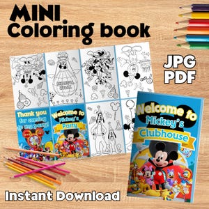 Puede incluir: Un mini libro para colorear con el texto "MINI Coloring book" en negro. El libro presenta dibujos lineales de Mickey Mouse y sus amigos, con el texto "Welcome to Mickey's Clubhouse" en la portada. También se ven lápices de colores.