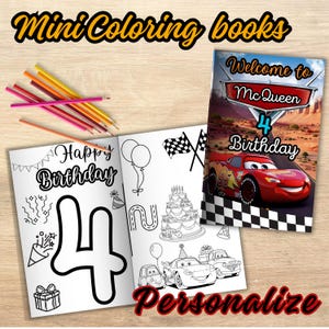 以下が含まれることがあります： 上部に「Mini Coloring books」の文字が入ったミニ塗り絵。開いた本には、大きな数字4が入った「Happy Birthday」のデザインが描かれています。もう一方の本の表紙には「Welcome to McQueen 4 Birthday」と書かれています。左側には色鉛筆があります。