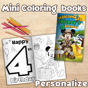 Könnte beinhalten: Offenes Malbuch mit dem Text "Happy 4th Birthday" und einer Mickey Mouse-Illustration. Ein geschlossener Buchumschlag lautet "Welcome to Mickey's 4th Birthday". Farbstifte liegen auf einer Holzoberfläche verstreut. Die Wörter "Mini coloring books" und "Personalize" sind ebenfalls sichtbar.