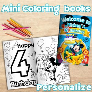 Può includere: Mini libri da colorare con il testo "Mini libri da colorare" e "Personalizza". I libri presentano Topolino e Pluto, con il testo "Benvenuti al 4° compleanno di Mickey" e "Buon 4° compleanno". Sono presenti anche matite colorate.
