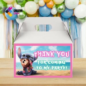K&ouml;nnte beinhalten: Eine wei&szlig;e Partygeschenkbox mit rosa Rand, die eine Cartoonfigur und den Text "THANK YOU FOR COMING TO MY PARTY!" zeigt. Die Box hat einen Griff und ist mit Luftballons dekoriert.