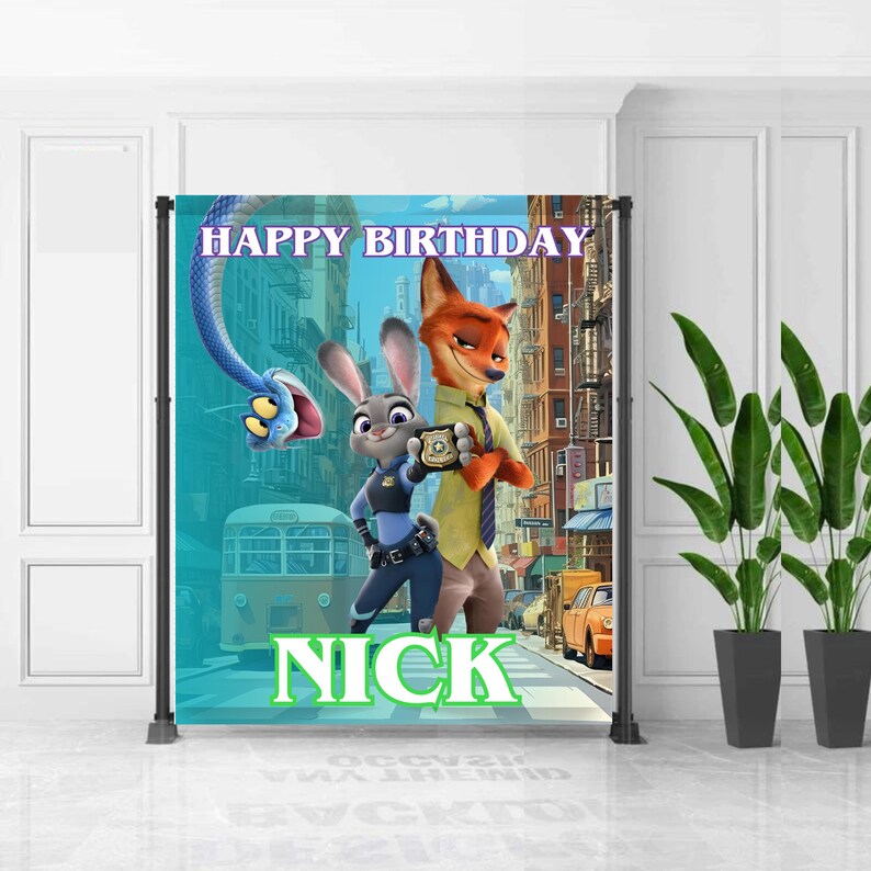 K&ouml;nnte beinhalten: Ein Geburtstagsbanner mit den Charakteren Nick und Judy aus dem Animationsfilm Zoomania. Das Banner tr&auml;gt die Worte "Happy Birthday" und "Nick" in gro&szlig;en Buchstaben. Der Hintergrund zeigt eine Stadtszene mit einem Bus und einer Schlange.