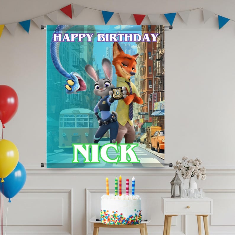 K&ouml;nnte beinhalten: Ein Geburtstagsbanner mit den Zootopia-Charakteren Nick Wilde und Judy Hopps, mit dem Text "HAPPY BIRTHDAY NICK". Ein Geburtstagskuchen mit bunten Streuseln und brennenden Kerzen befindet sich im Vordergrund, mit Luftballons und dekorativen Wimpeln.