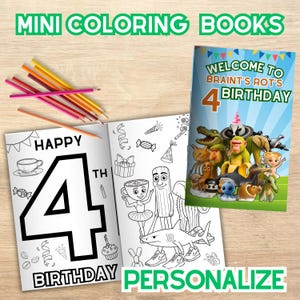 Op de afbeelding: Twee open mini kleurboeken met de tekst "HAPPY 4TH BIRTHAY" en "WELCOME TO BRAINT'S ROT'S 4 BIRTHDAY". Een set kleurpotloden ligt op het houten oppervlak. Het woord "PERSONALIZE" is ook zichtbaar.