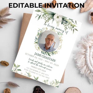 Puede incluir: Una invitación conmemorativa blanca con una foto de un hombre, rodeada por una corona floral. El texto dice "In loving memory of Jami Chastain" con fechas y detalles del servicio. Las palabras "EDITABLE INVITATION" están en la parte superior.