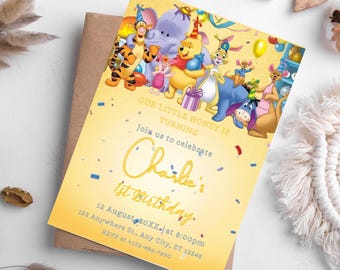 Könnte beinhalten: Eine gelbe Geburtstagseinladung mit Winnie Puuh und seinen Freunden. Die Einladung lautet "Our Little Honey is Turning" und "Join us to celebrate Charlie's 1st Birthday." Enthält Datum, Uhrzeit und RSVP-Informationen.