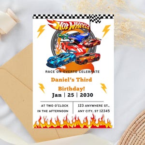Puede incluir: Una invitación de cumpleaños con temática de Hot Wheels. El diseño incluye el logotipo de Hot Wheels, ilustraciones de coches de carreras y el texto "Race on Over to Celebrate Daniel's Third Birthday!" La fecha es el 25 de enero de 2030, con la hora y la dirección.