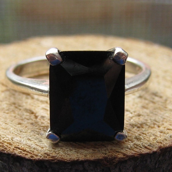 Vintage Sterling Silver Ladies Womens Classic Style Ring with Hematite Stone Size 8