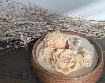 Vela floral de cera de soja en cuenco de madera