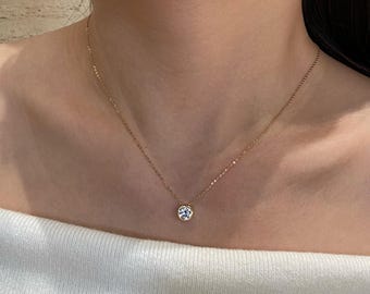 Collar solitario de diamantes cultivados en laboratorio de 1 quilate con colgante de bisel de oro de 14 k