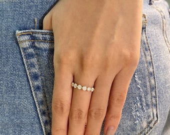 Anillo de media eternidad con diamantes cultivados en laboratorio: anillo apilable de oro amarillo de 14 quilates