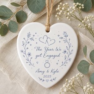 Ornamento di fidanzamento personalizzato, ricordo in ceramica dell'anno del fidanzamento, ornamento personalizzato per la coppia con nomi e anno, regalo per la futura signora