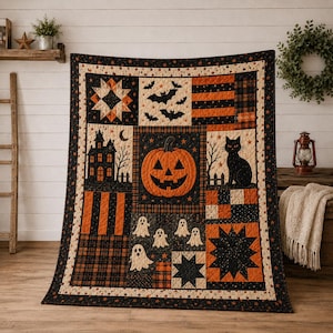 Peut inclure: Une courtepointe rectangulaire sur le thème d'Halloween présentant une citrouille orange centrale entourée de blocs avec des chats noirs, des fantômes, des chauves-souris, une maison hantée, des étoiles et des motifs écossais orange, noir et crème.