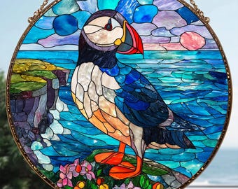 Atrapasueños de vidrieras con paisaje de acantilado irlandés y frailecillos, pájaro hermoso, ideal como recuerdo de playa.