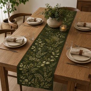 Donkergroene botanische tafelloper met bosvarenmotief en bloemenprint, rustieke boerderijstijl linnenlook, keukentafelkleed, ideaal voor natuurliefhebbers.