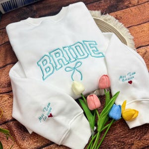 Personalizowana bluza dla panny młodej z imieniem i datą ślubu na rękawie, haftowany sweter dla panny młodej, prezenty na wieczór panieński, zaręczyny