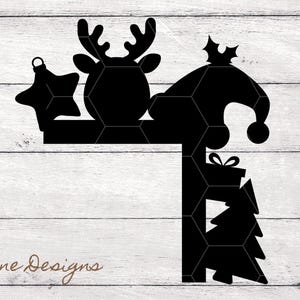 Puede incluir: Decoración de esquina negra con temática navideña con un reno, una estrella, un gorro de Papá Noel, un regalo y un árbol de Navidad. El diseño es un archivo de una sola capa, adecuado para una puerta o un interruptor. El texto dice "Christmas Fun Corner".