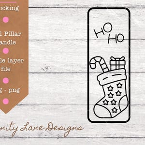 Puede incluir: Un diseño de calcetín navideño en blanco y negro con un bastón de caramelo y un regalo, y las palabras "Ho Ho". El diseño está en un marco rectangular. Una etiqueta marrón a la izquierda dice "Stocking, Tall Pillar Candle, single layer file, svg - png".
