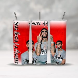 Puede incluir: Juego de tres vasos de acero inoxidable con pajitas negras. Cada vaso presenta un retrato de un hombre con gafas de sol sobre un fondo degradado rojo. El texto "REAL HASTA LA MUERTE" está impreso verticalmente en un vaso.