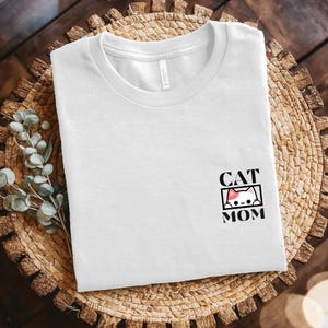 Funny Cat Mom Shirt, Cute Cat Lover Gift, Unisex Pet Parent Tee, Animal Print T-Shirt, Casual Birthday Gift for Cat Owners, cat mommy