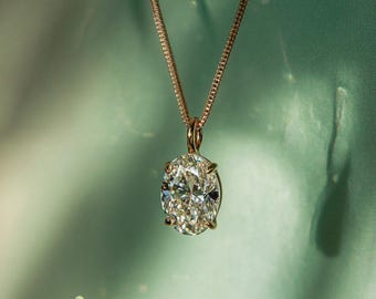 Collier pendentif délicat en or massif 18K ou 14K, orné d'un diamant de laboratoire taille ovale.