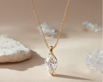 Collier pendentif délicat en or massif 18K ou 14K, orné d'un diamant de laboratoire taille marquise.