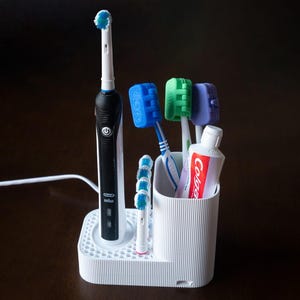 Żebrowany uchwyt ładowarki i organizer na szczoteczki do zębów Oral-B - mieści ładowarkę i 4 końcówki szczoteczki | Organizer łazienkowy