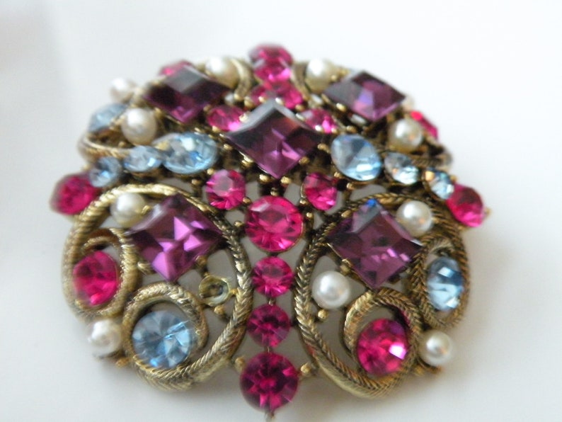 LISNER rhinestones and faux pearls brooch pin.