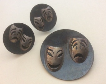 Conjunto de aretes con cierre de rosca y broche-colgante de máscara de comedia y tragedia en plata esterlina 925 mexicana