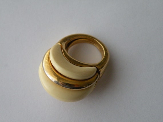KJL off - white plastic ring. Size 7. 1970-s. - image 7