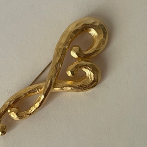Matte gold, satin gold hammered heart, love knot brooch Taiwan